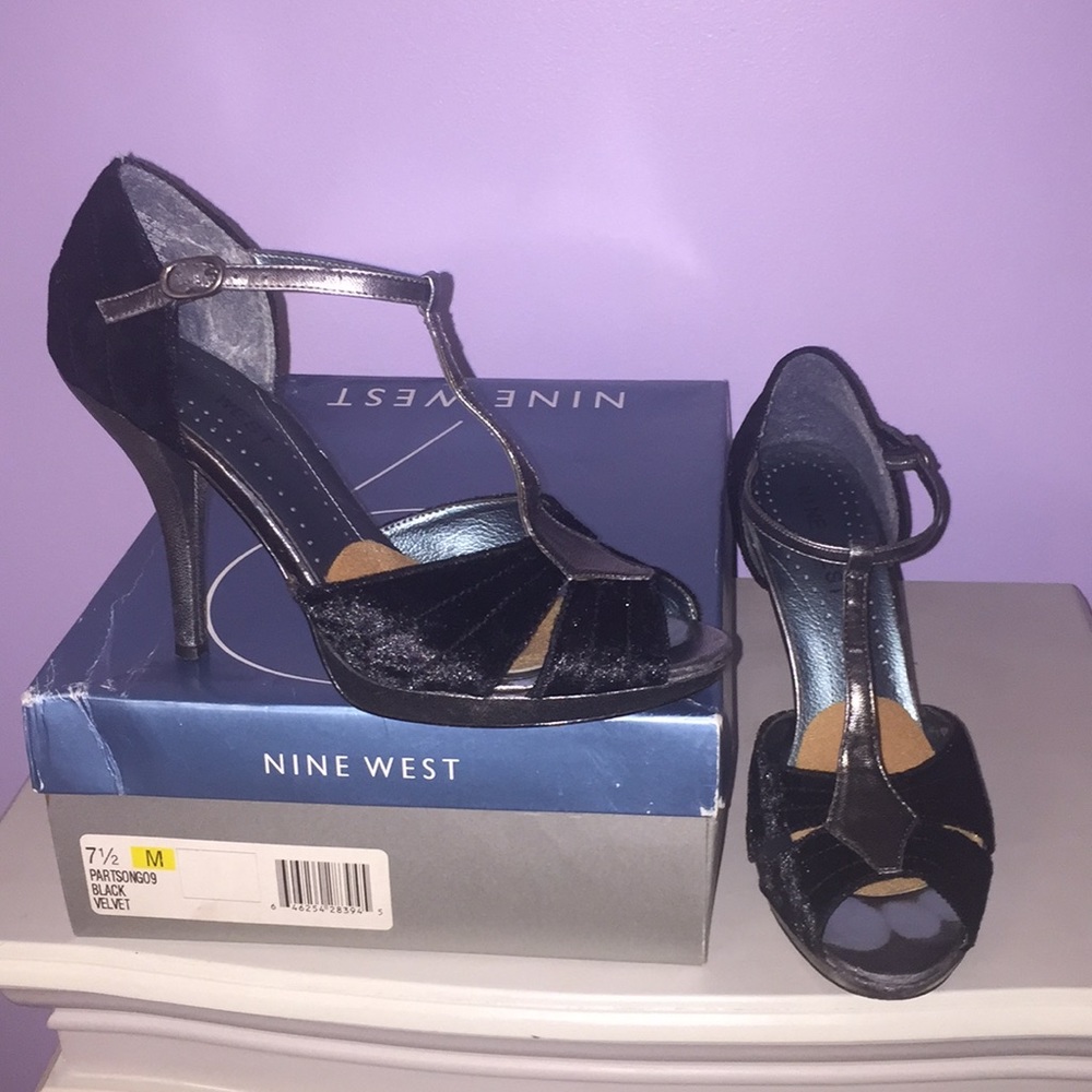Nine West 7.5 Black Velvet T Strap Heels!